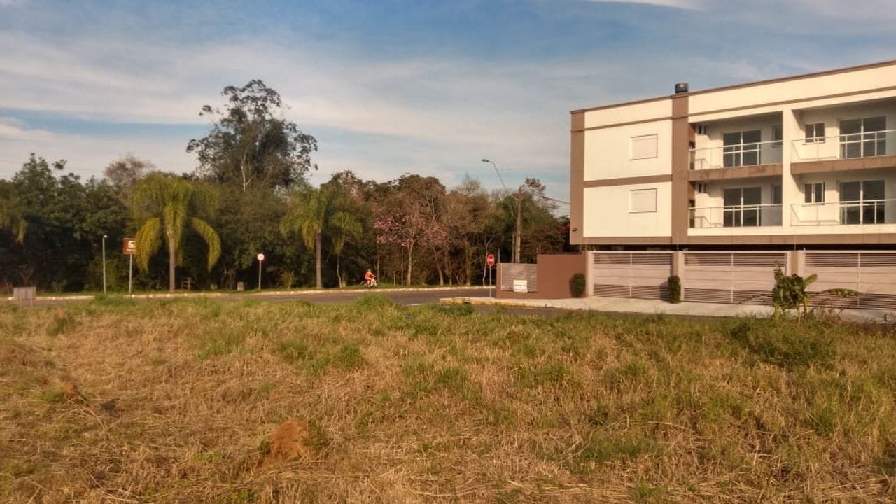Terreno de esquina medindo 12m x 40m