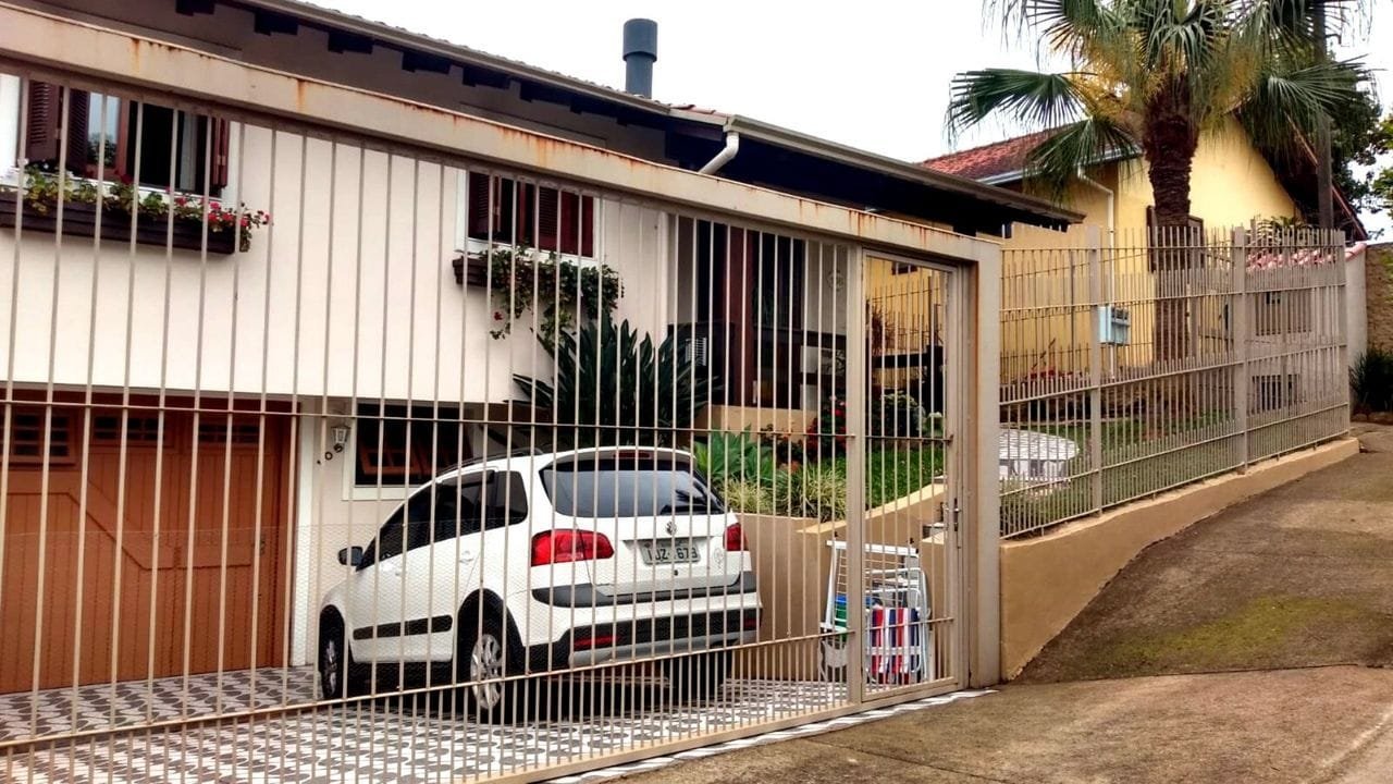 Casa de alvenaria com 225 m² e 3 dorm.