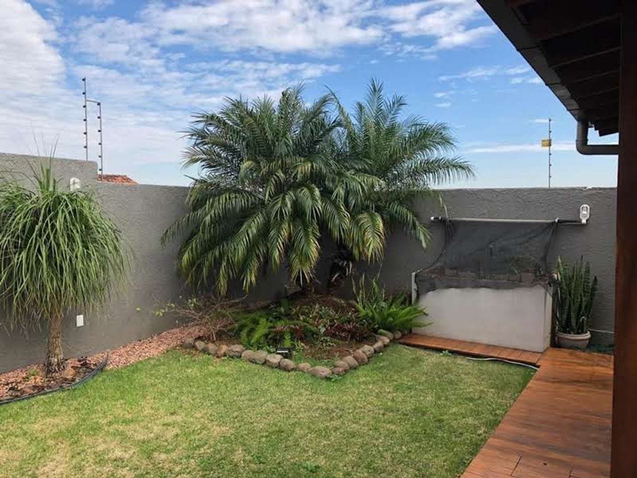 Casa c/ 220 m² e 2 dormitórios