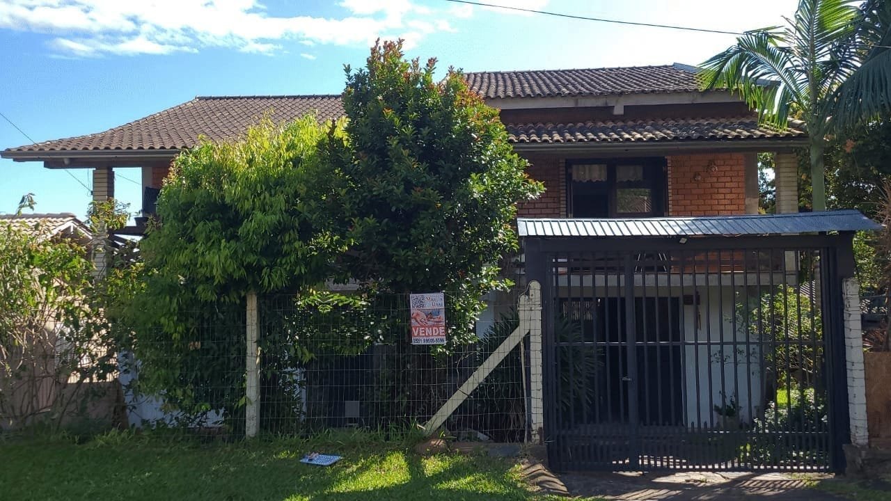 Casa com 240m² e 04 dormitórios
