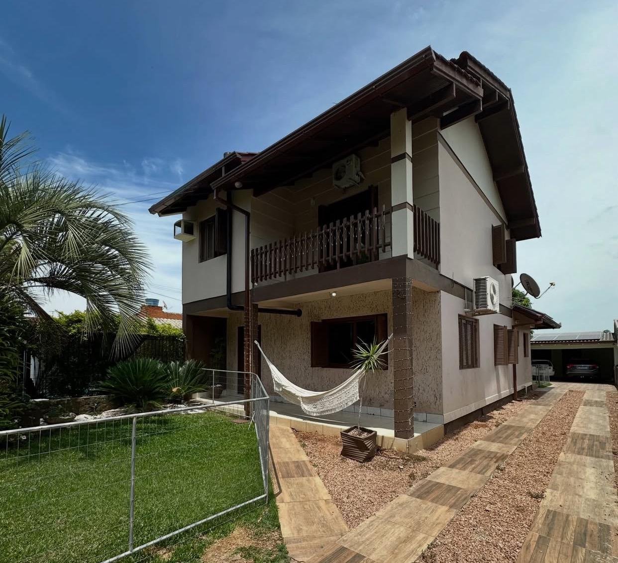 CASA COM 227 M²