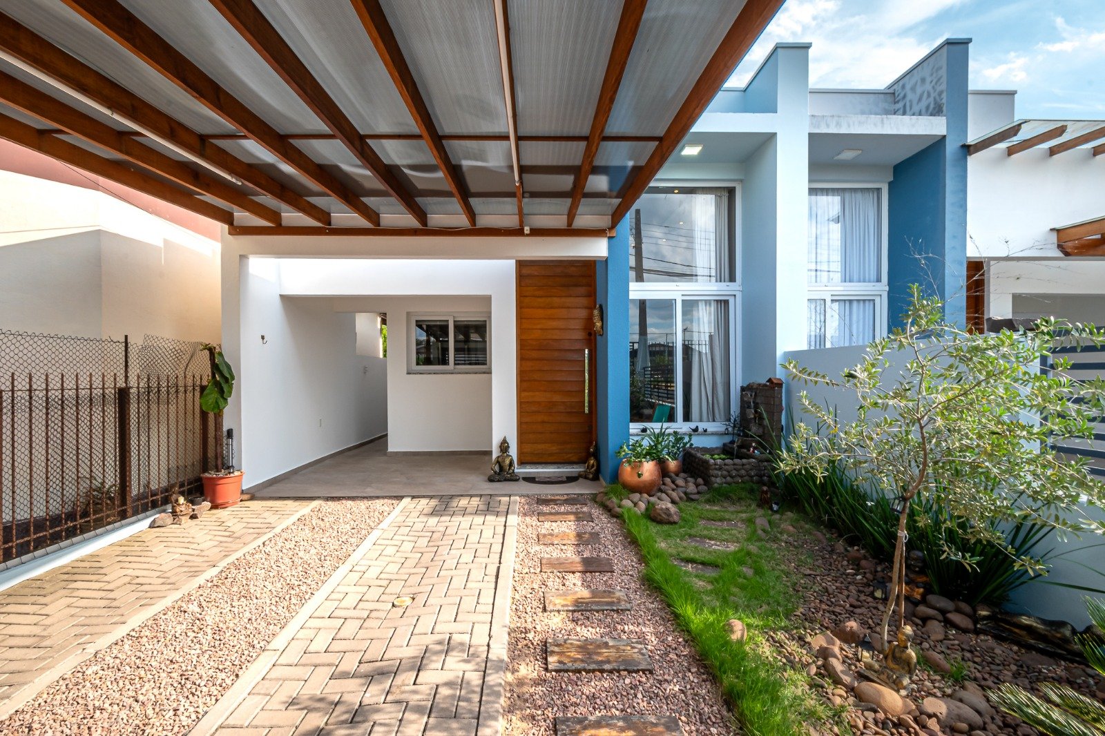 CASA MOBILIADA COM 90M²
