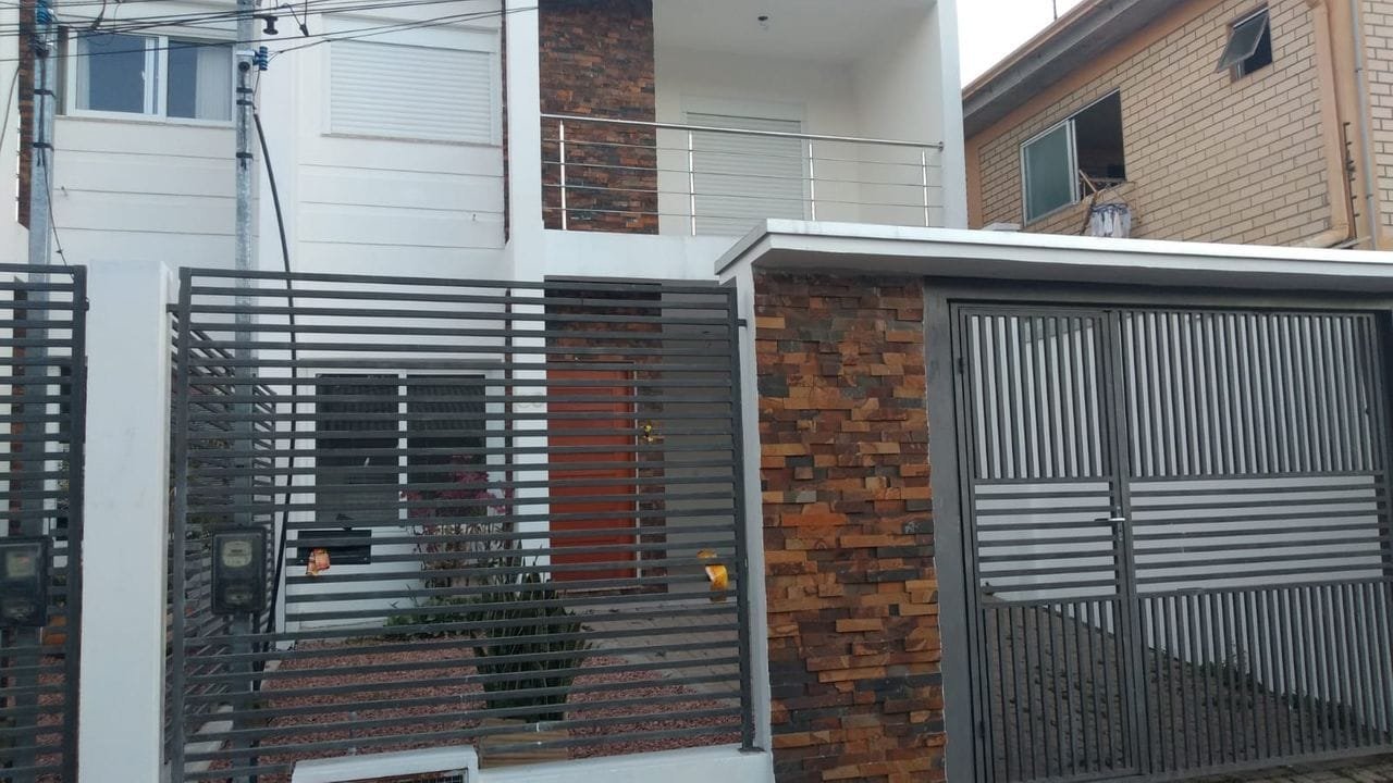 Lindo Sobrado com 3 dormitórios sendo 1 suíte