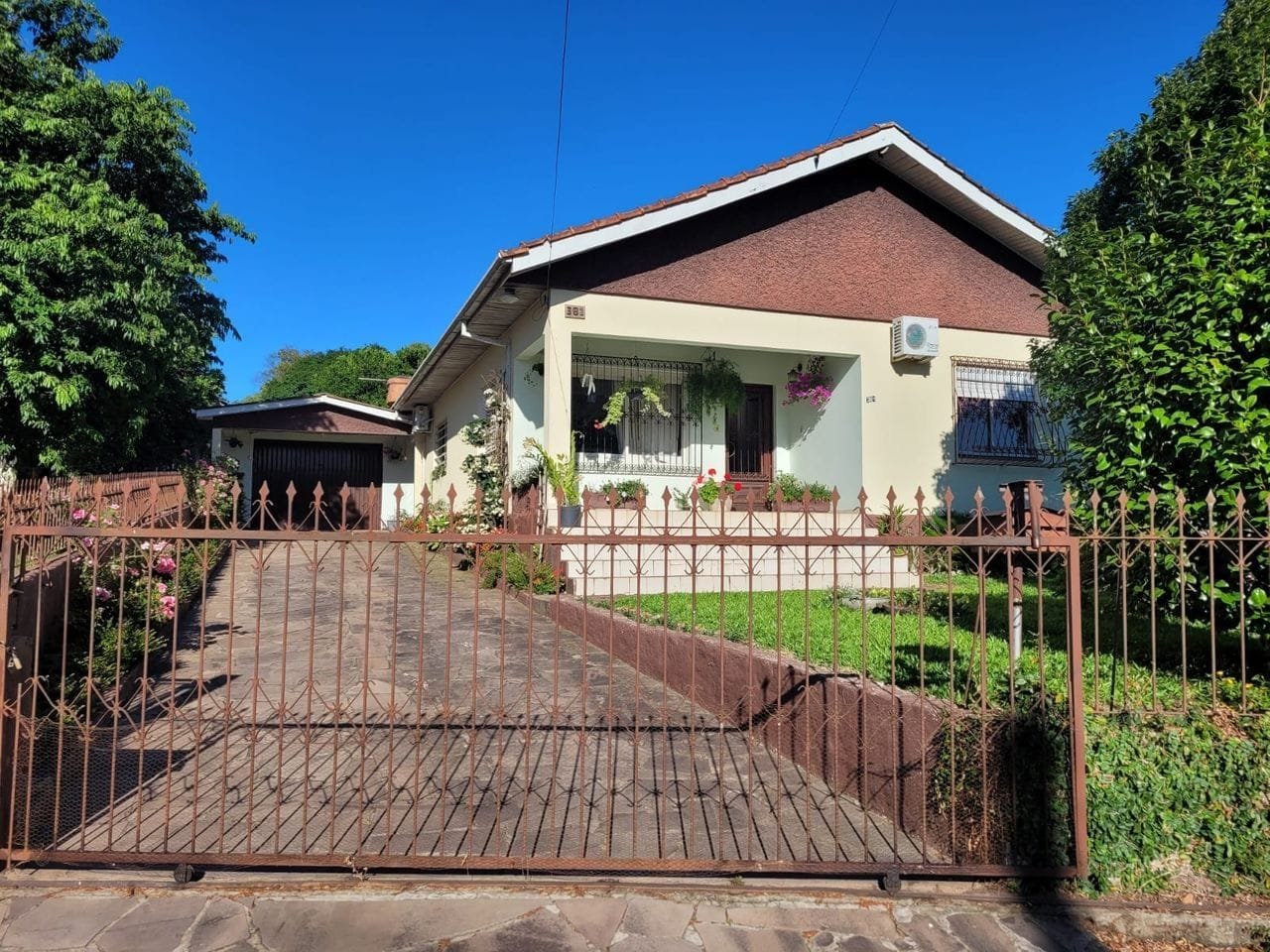 Área de terra c/ 4.573,89 m²