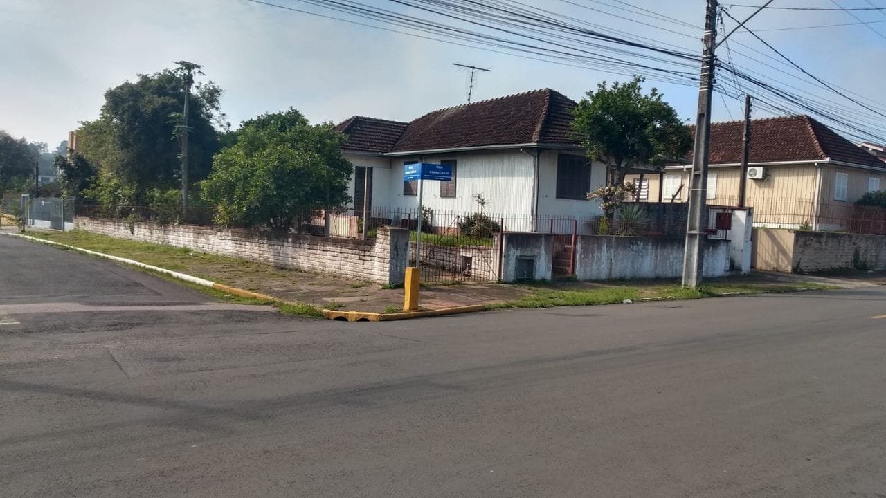 Casa em terreno de esquina no Centro